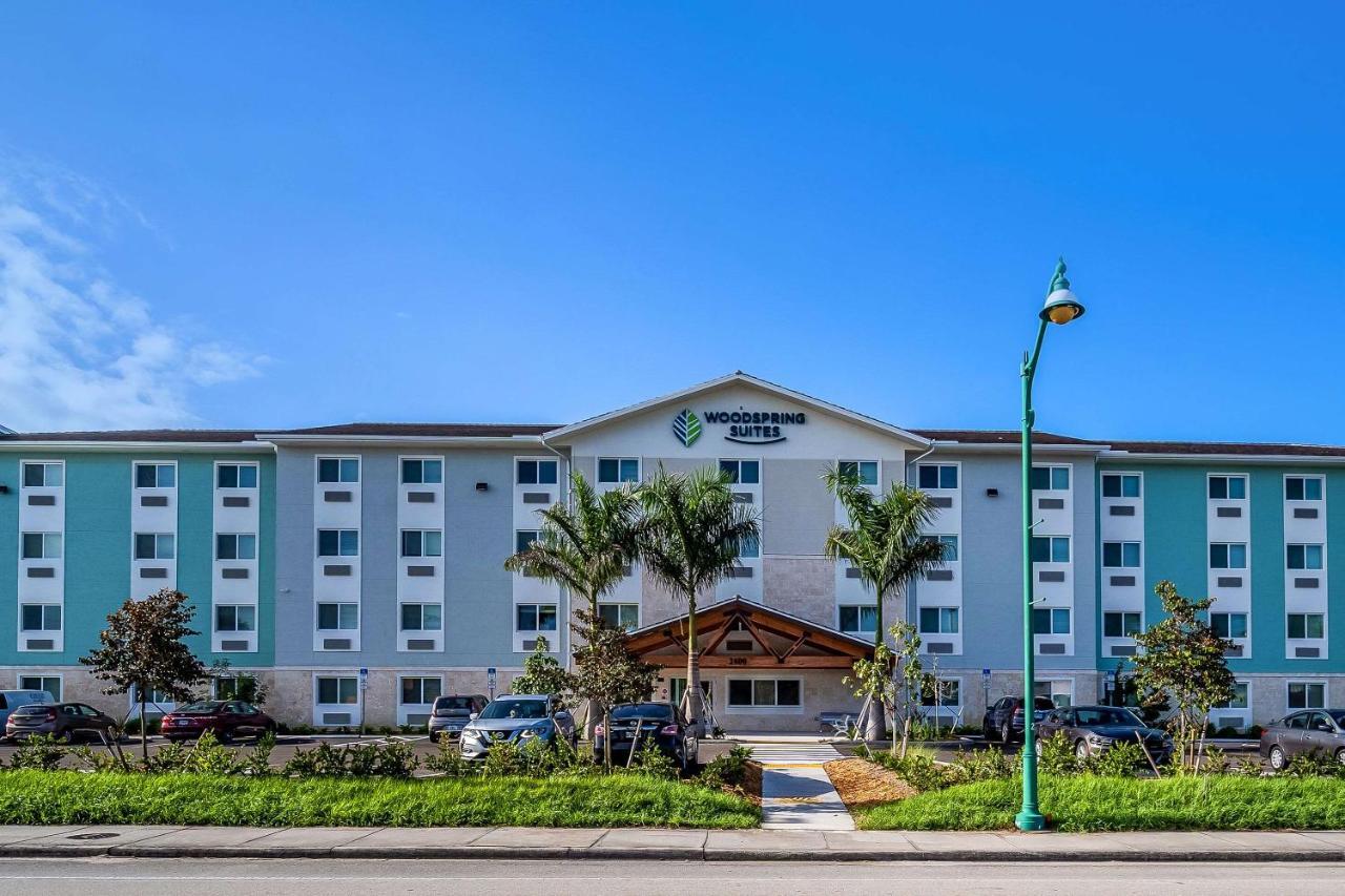 Woodspring Suites Naples West エクステリア 写真